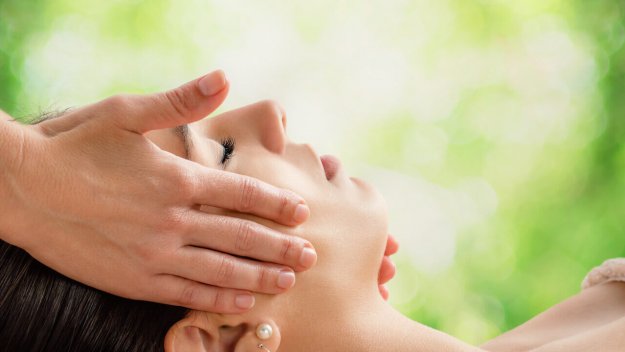 Chirotherapie der Halswirbelsäule als ein Teil der manuellen Medizin