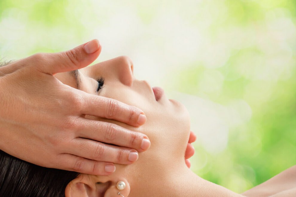 Chirotherapie der Halswirbelsäule als ein Teil der manuellen Medizin