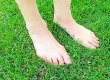Füßem im grünen Gras