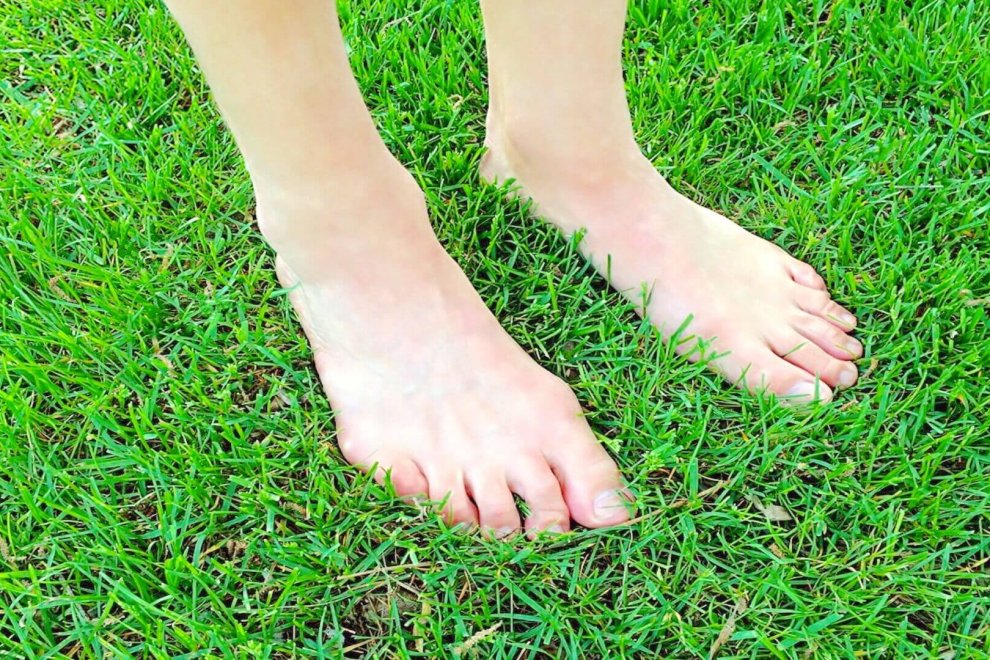 Füßem im grünen Gras